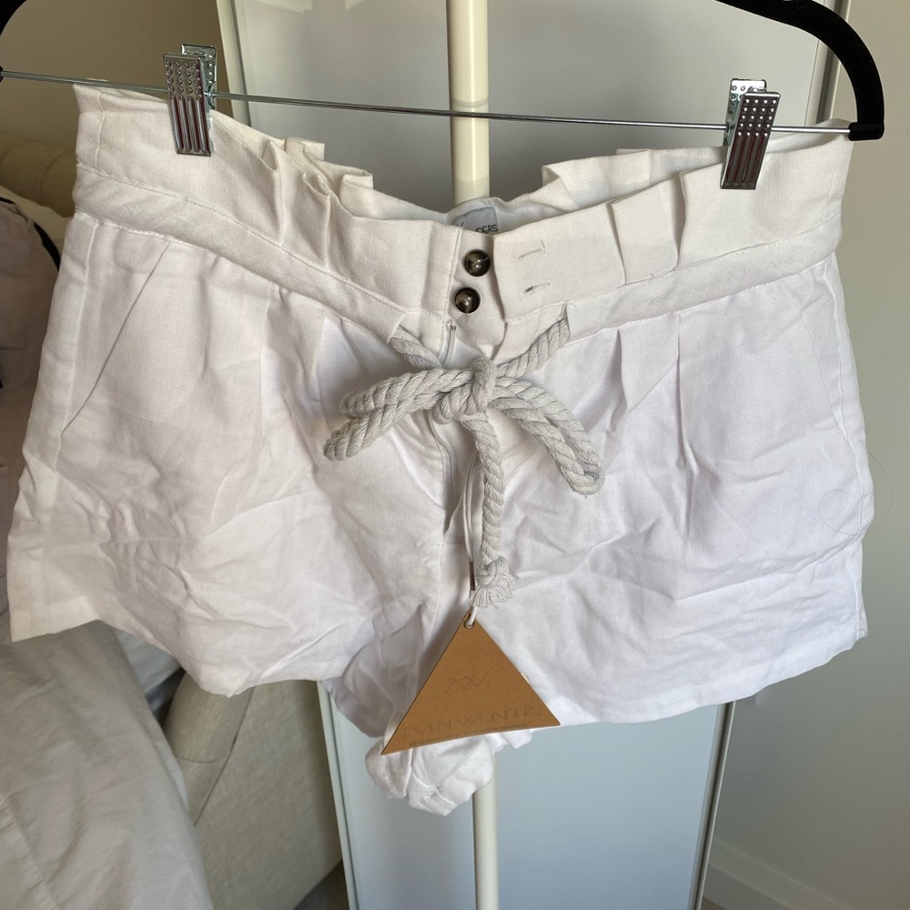 Linen shorts with rope tie